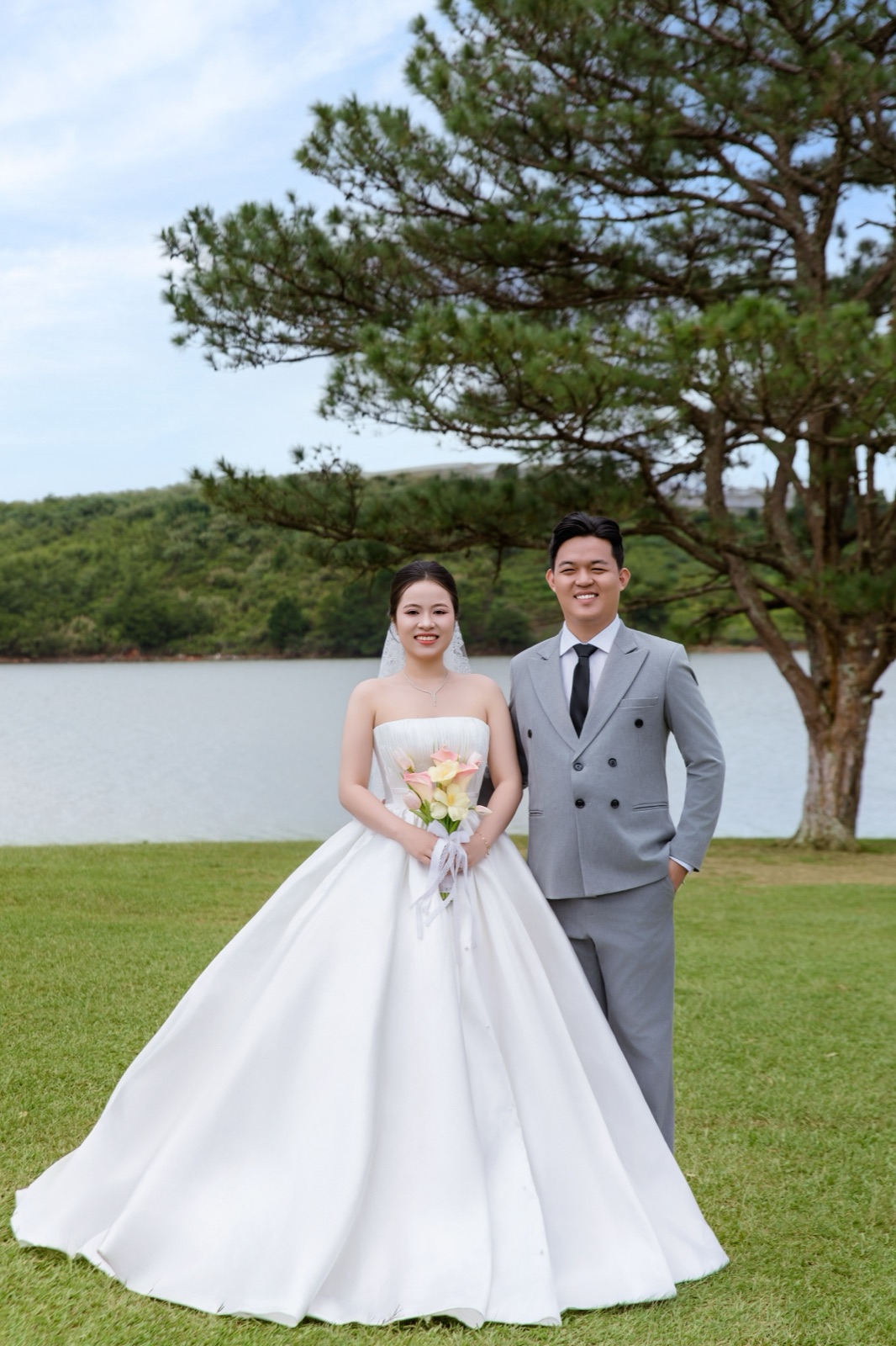 Nụ Cười Hạnh Phúc Bên Cây Thông