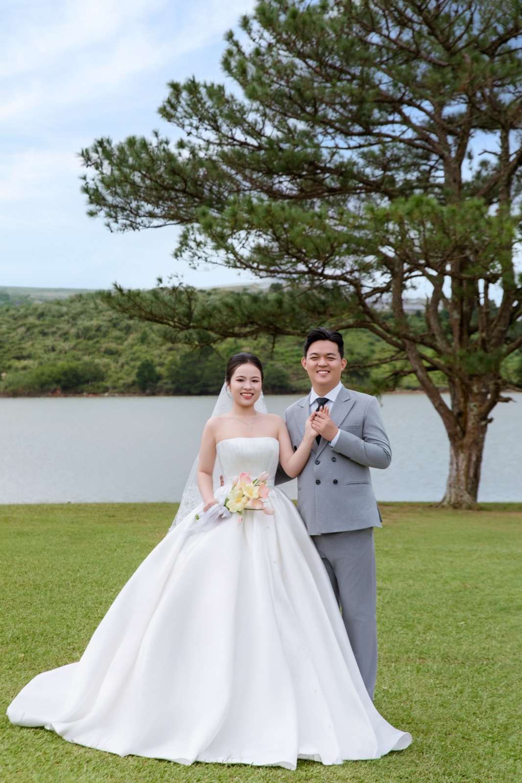 Khoảnh Khắc Lãng Mạn Bên Bờ Hồ