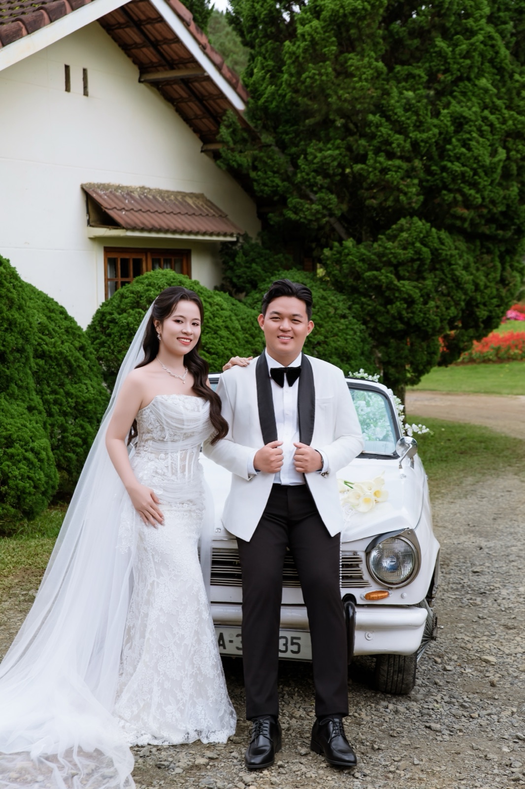 Nắm Tay Bên Biệt Thự Trắng